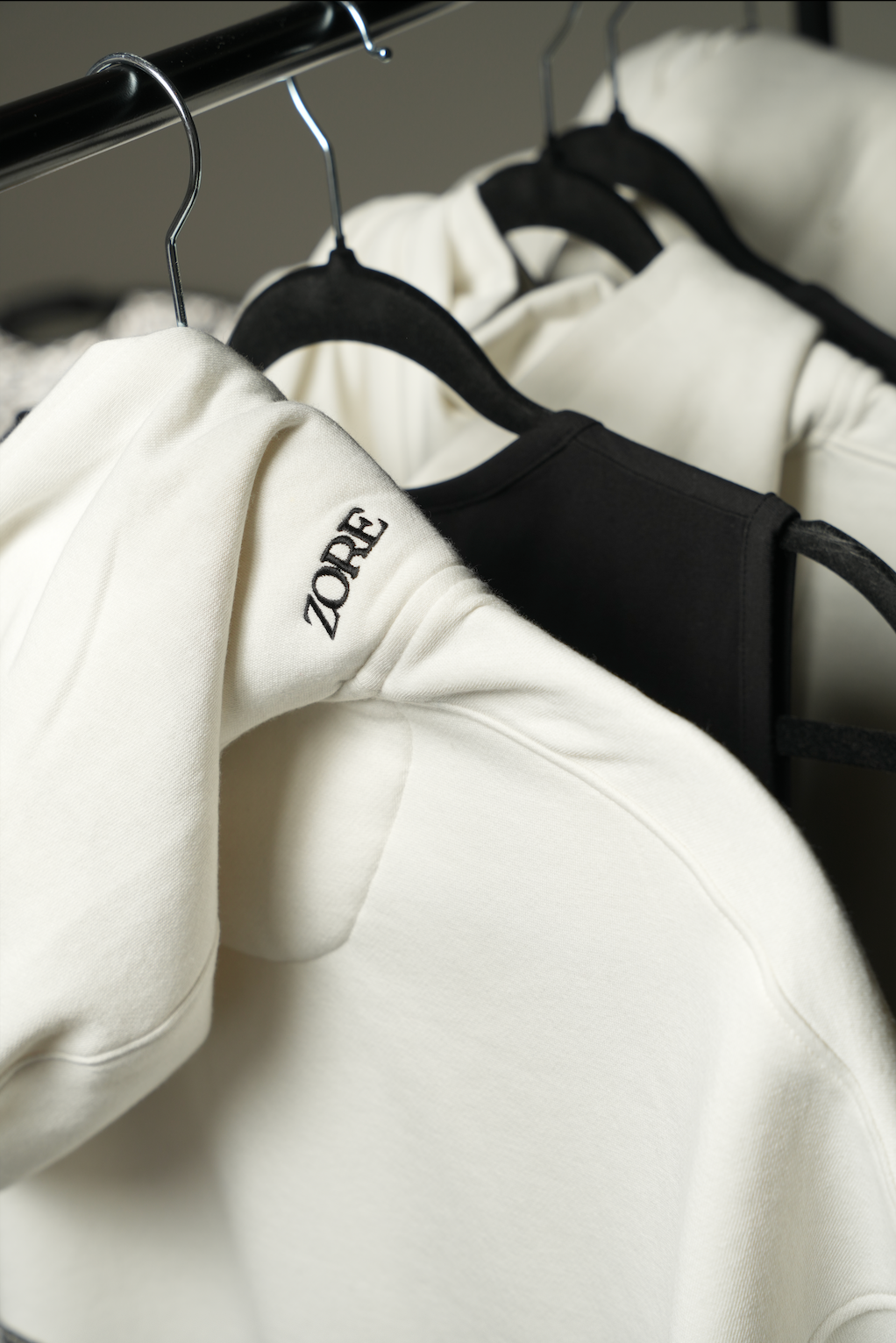 "VVV" ZIP-UP